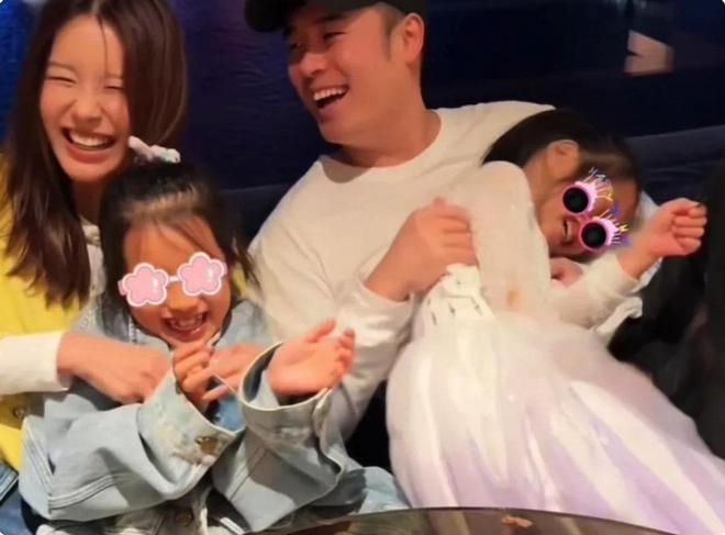 俩女儿活泼可爱一家四口同框幸福美满爱游戏app陈赫张子萱给大女儿庆生(图2)