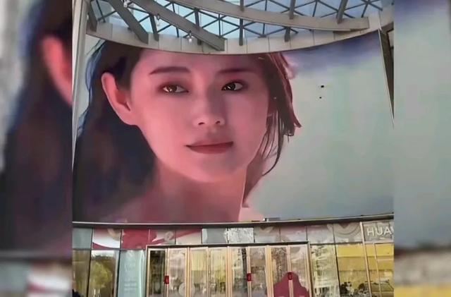 大S影像网友：这里一切皆与众不同爱游戏爱体育南京一商场大屏幕播放(图4)