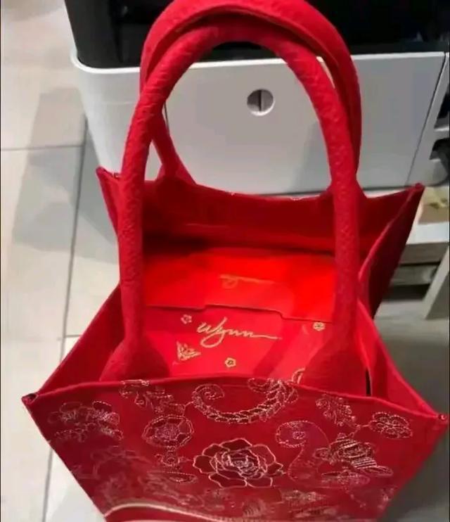 大S影像网友：这里一切皆与众不同爱游戏爱体育南京一商场大屏幕播放(图5)