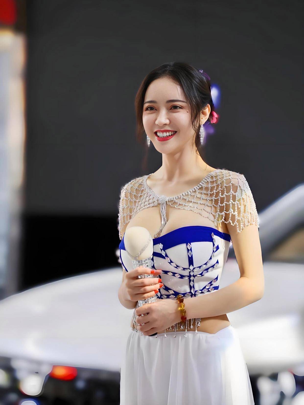电影这魔鬼身材不愧是模特出身！爱游戏app潘春春最惊艳的3部(图6)